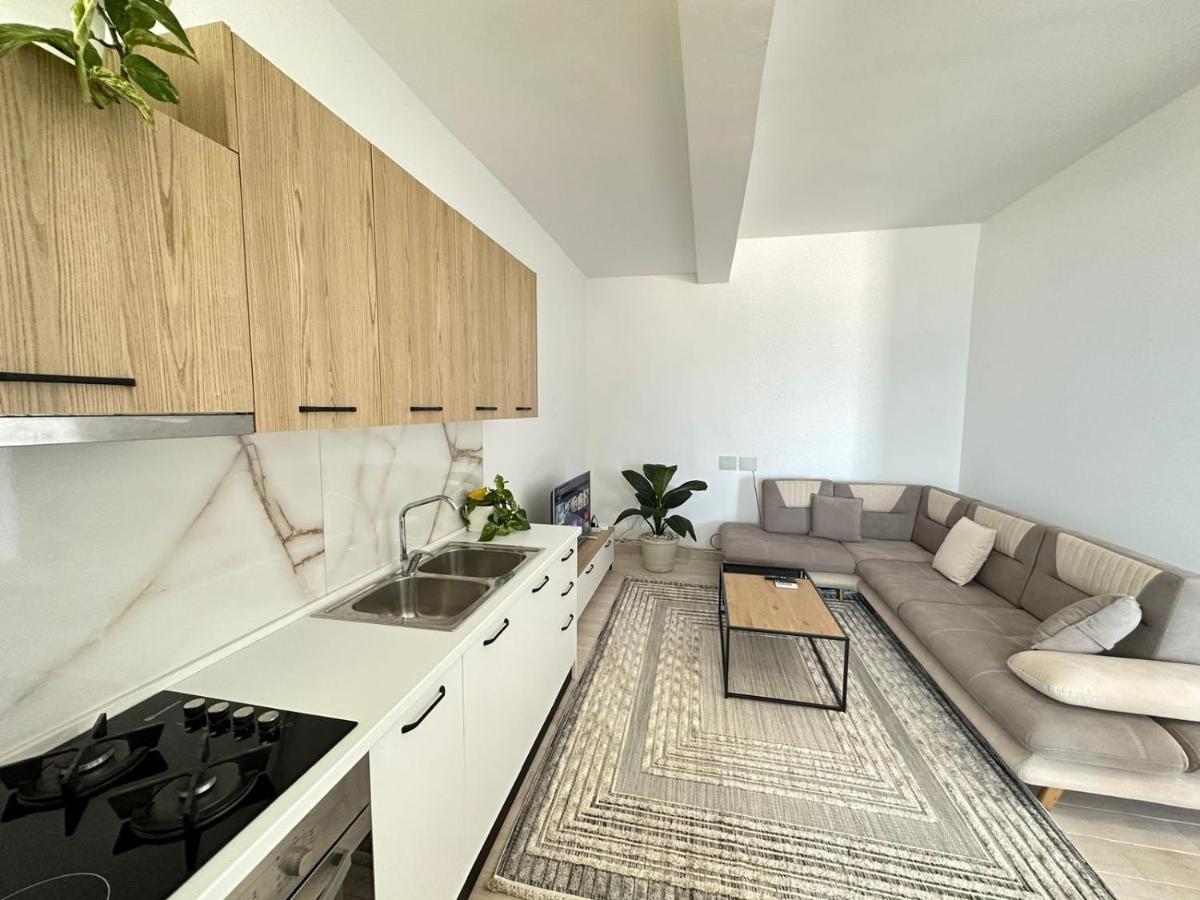 Perla Luxury Apartment - Private Patio & Parking Vlorë Buitenkant foto