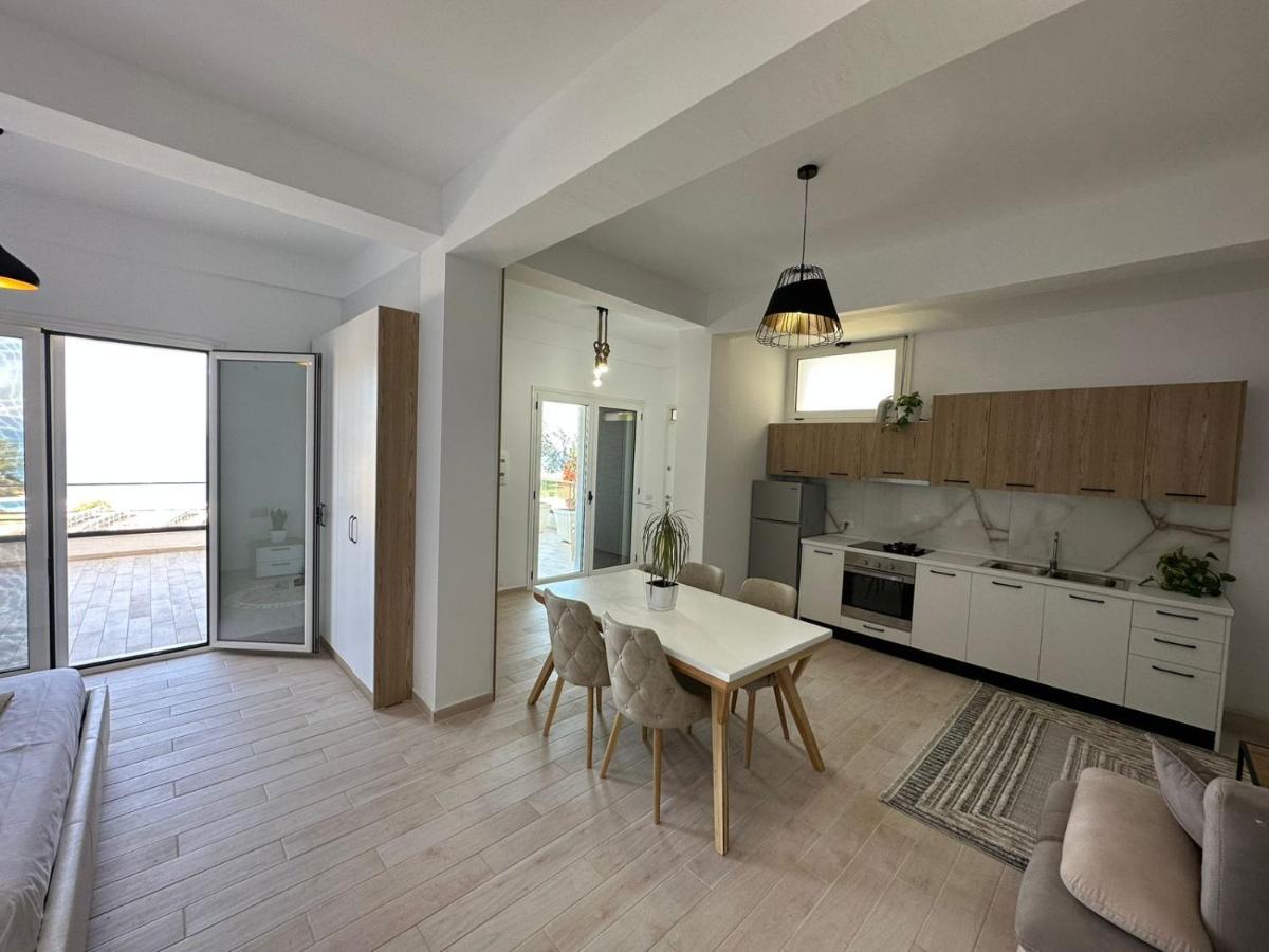 Perla Luxury Apartment - Private Patio & Parking Vlorë Buitenkant foto