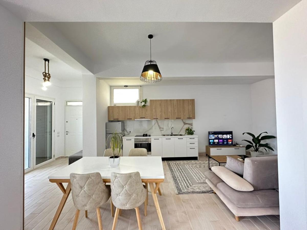 Perla Luxury Apartment - Private Patio & Parking Vlorë Buitenkant foto
