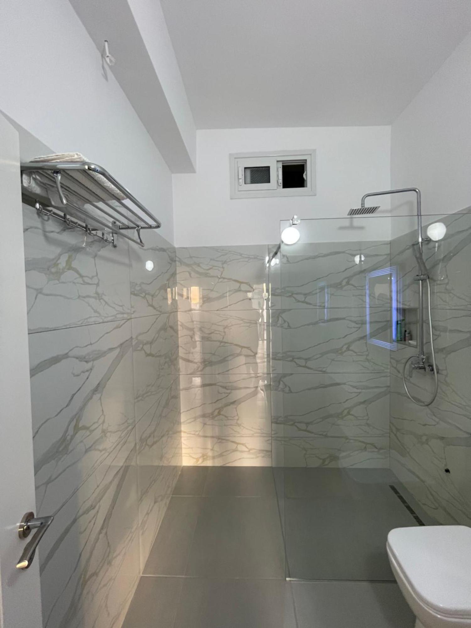 Perla Luxury Apartment - Private Patio & Parking Vlorë Buitenkant foto